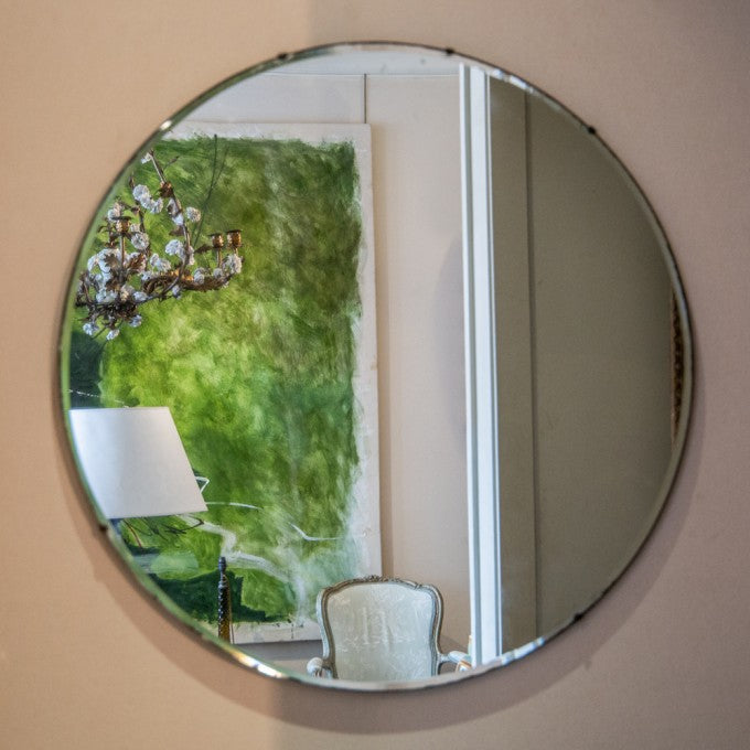 AN ELEGANT AND SIMPLE ROUND MIRROR