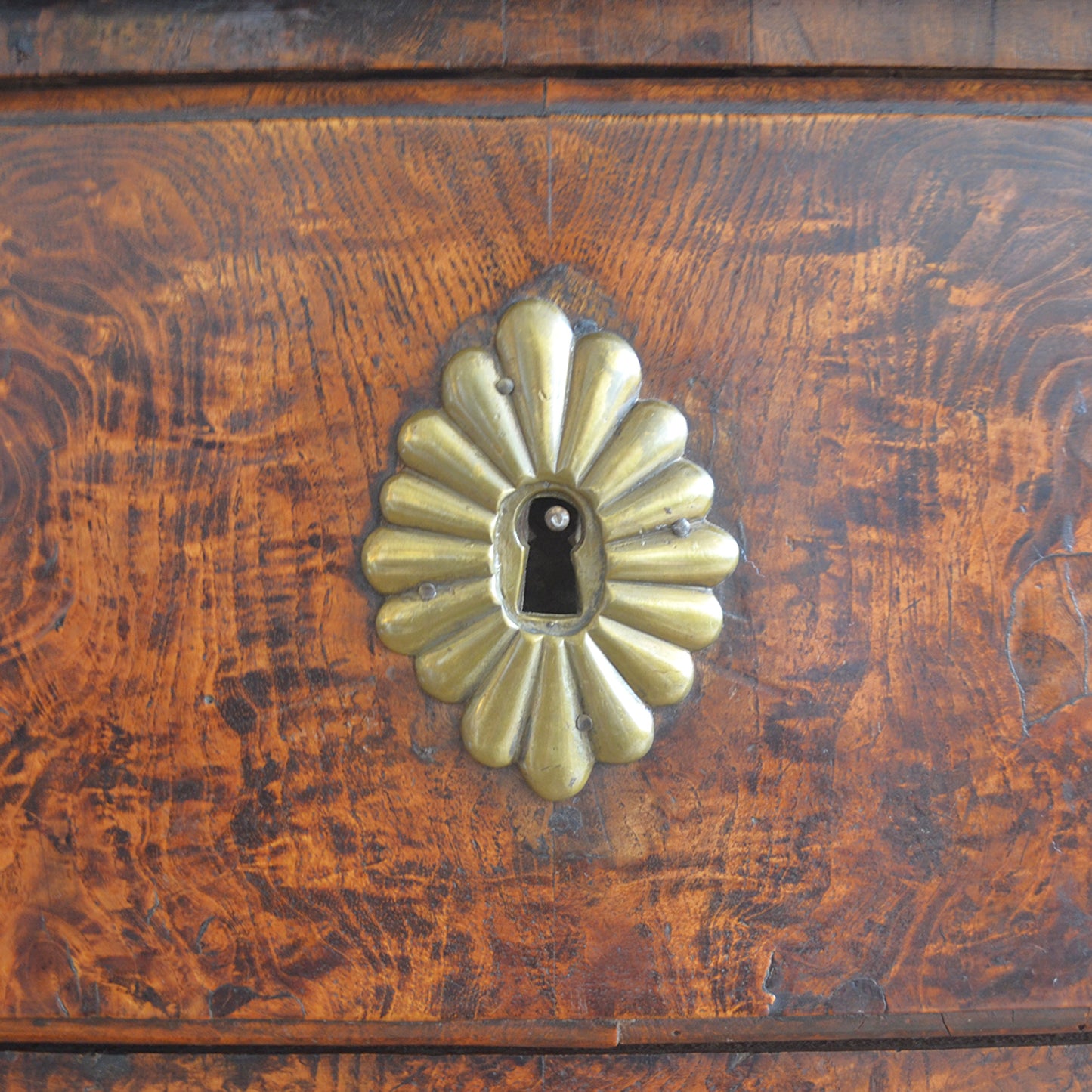 Louis XV Bombe Commode