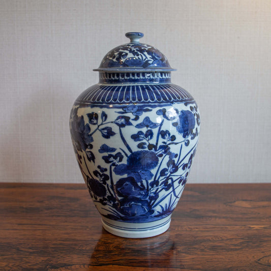 AN ARITA BLUE AND WHITE VASE WITH COVER