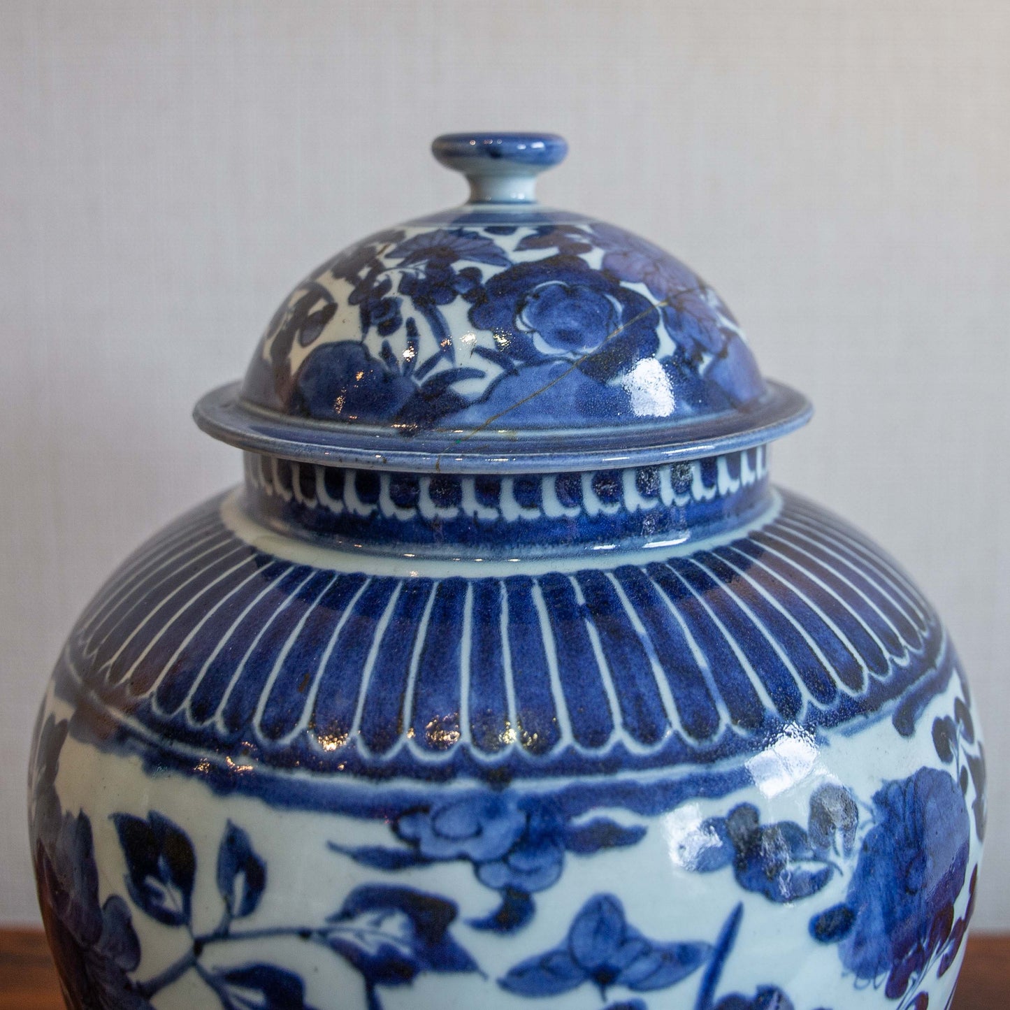 AN ARITA BLUE AND WHITE VASE WITH COVER