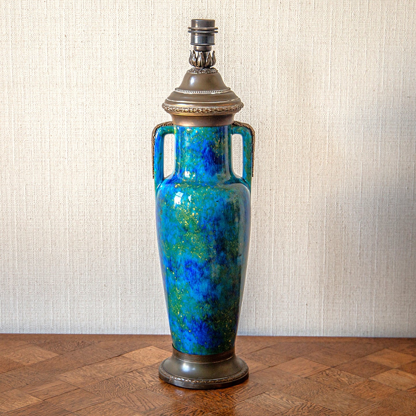 Amphora-Form Table Lamp