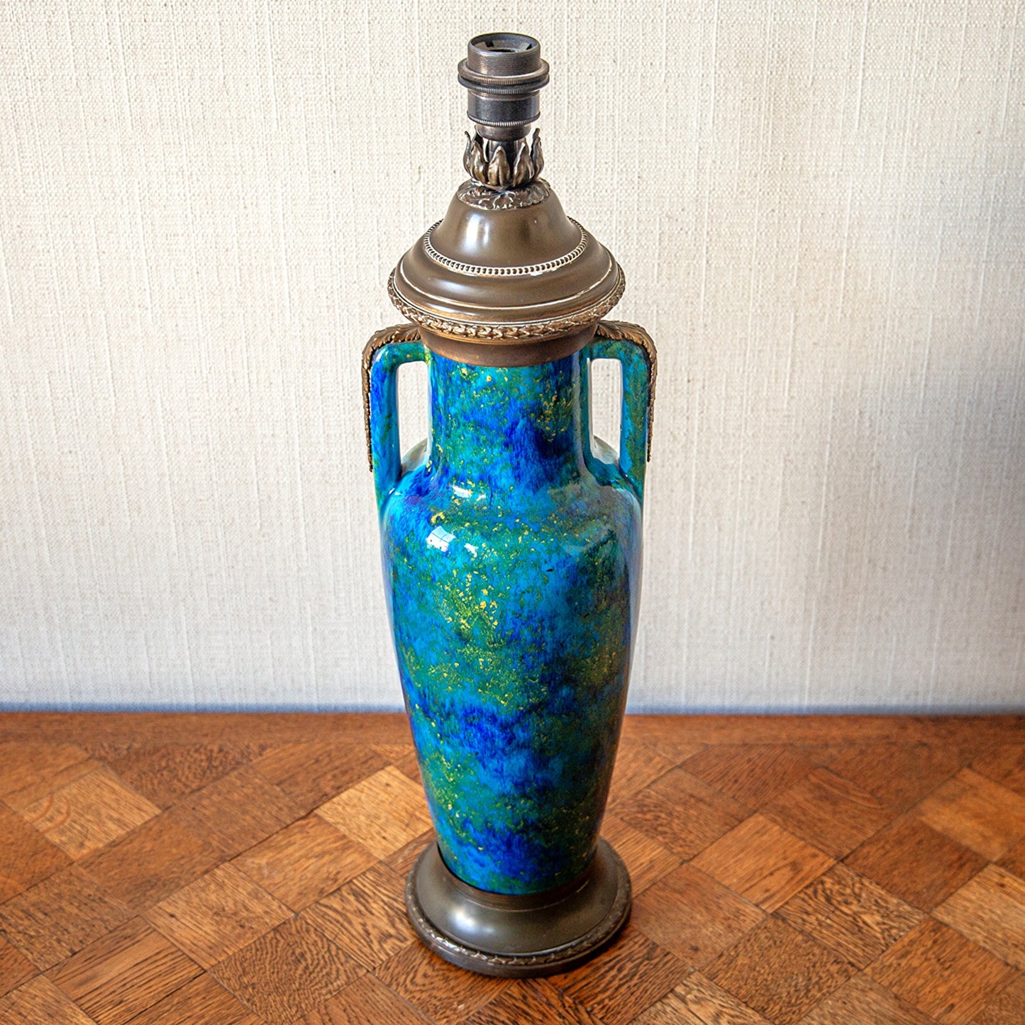 Amphora-Form Table Lamp