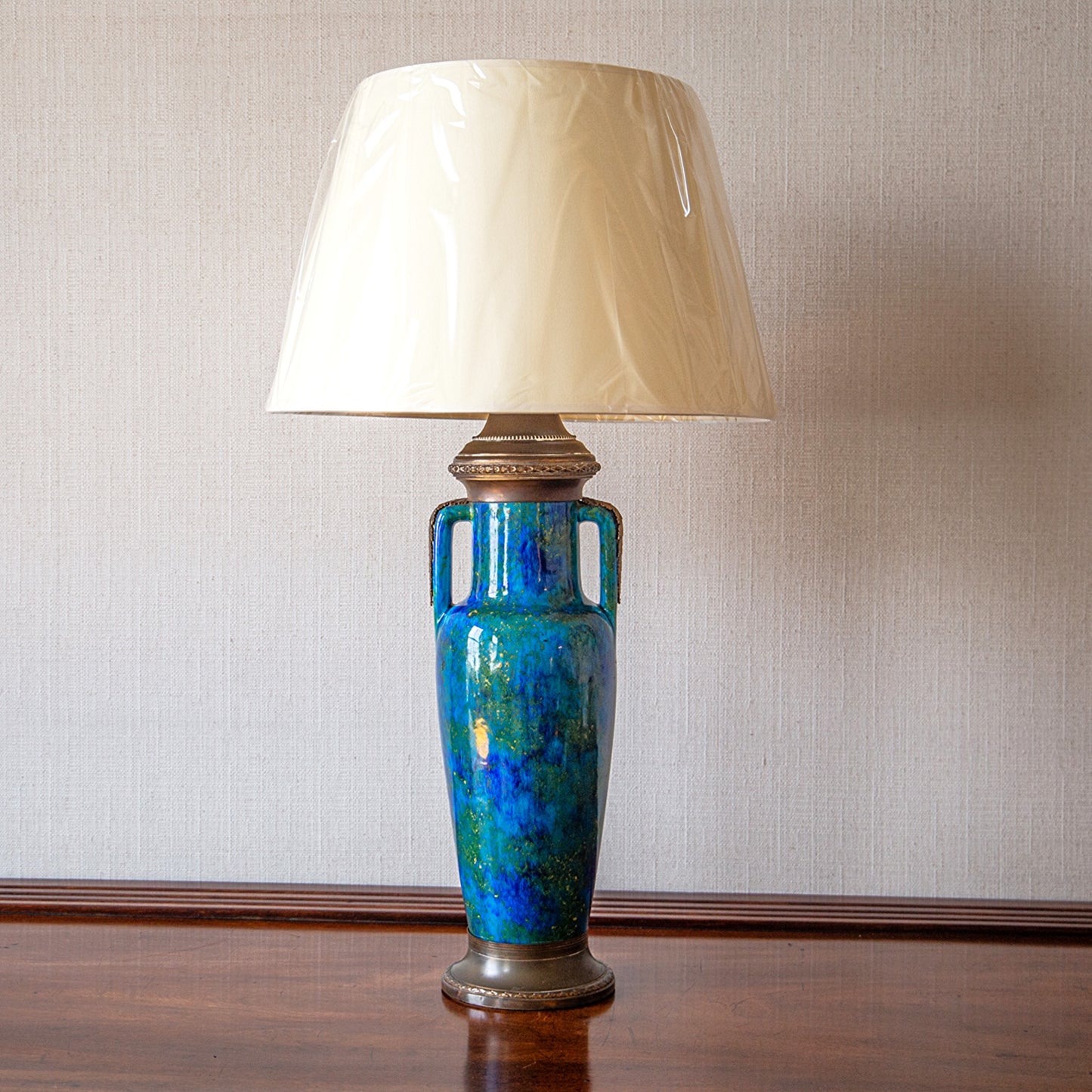 Amphora-Form Table Lamp