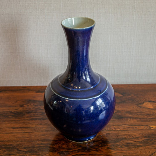 A BLUE CHINESE VASE