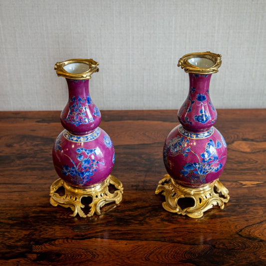 A PAIR OF BLUE AND WHITE ORMOLU MOUNTED CLOBBERED VASES
