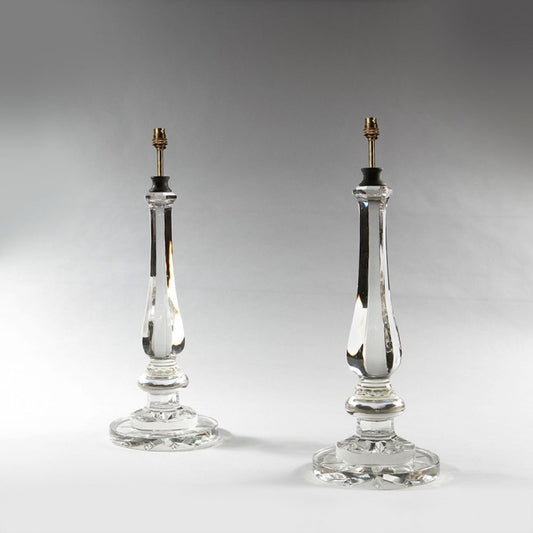 A PAIR OF CLEAR GLASS BALUSTER LAMPS