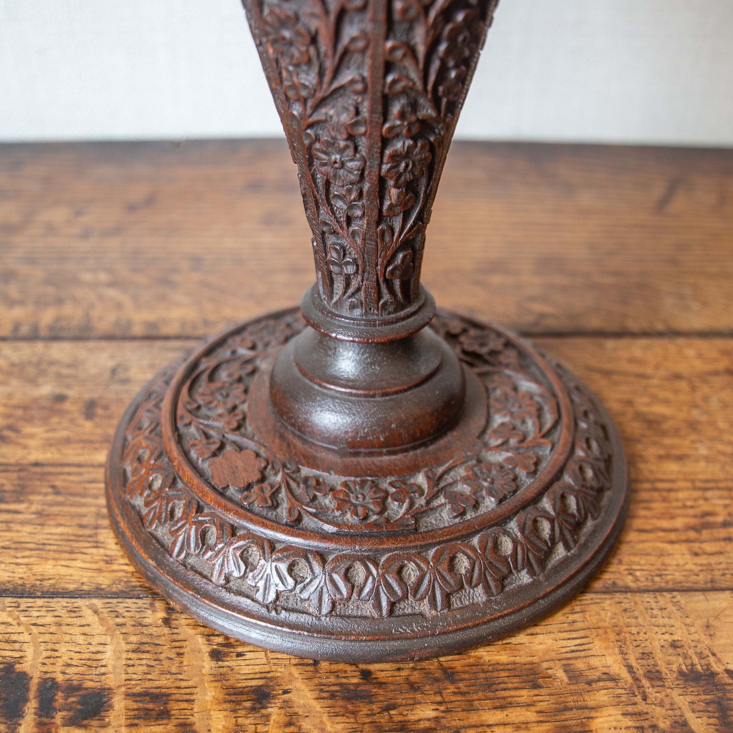 A SMALL CARVED BALUSTER LAMP