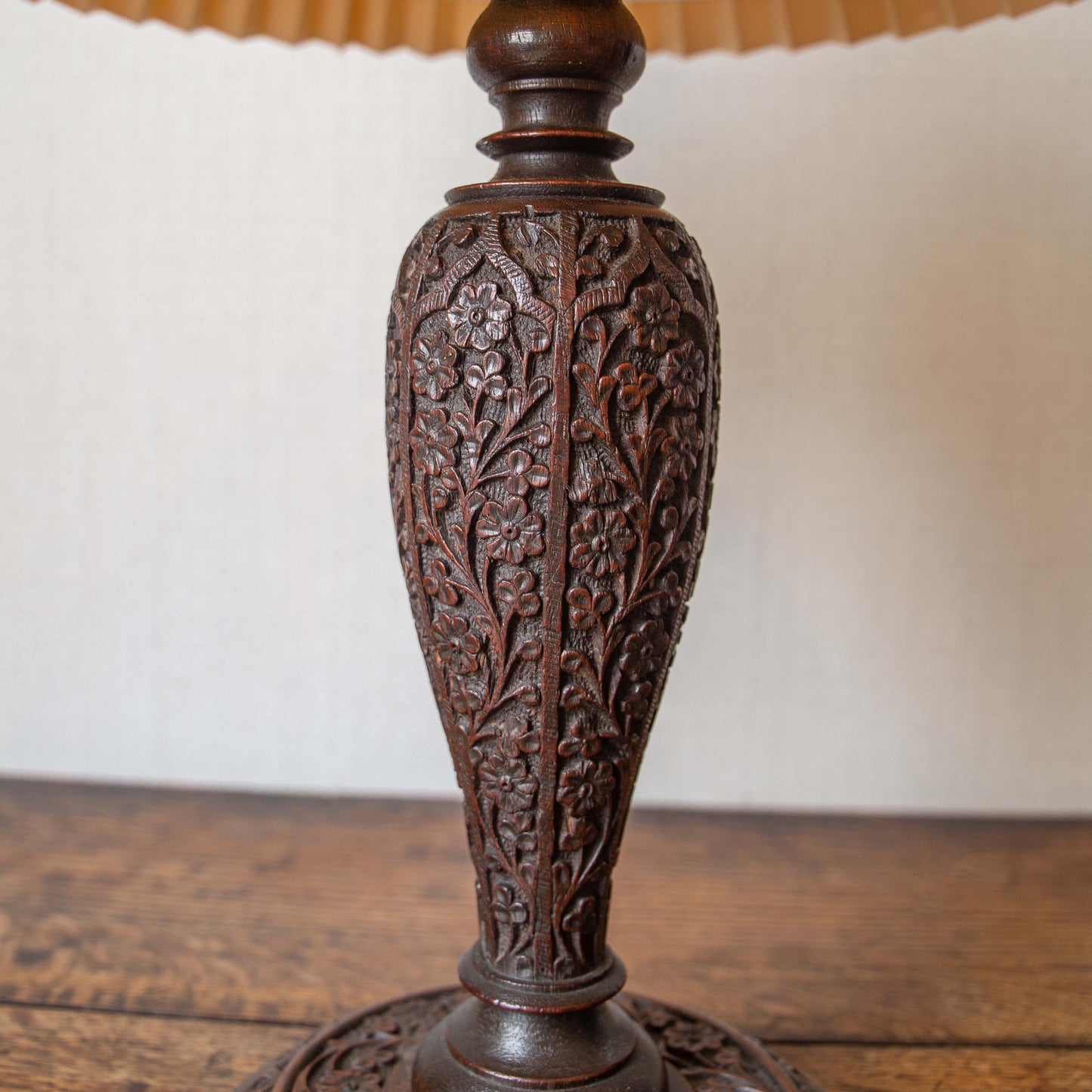 A SMALL CARVED BALUSTER LAMP
