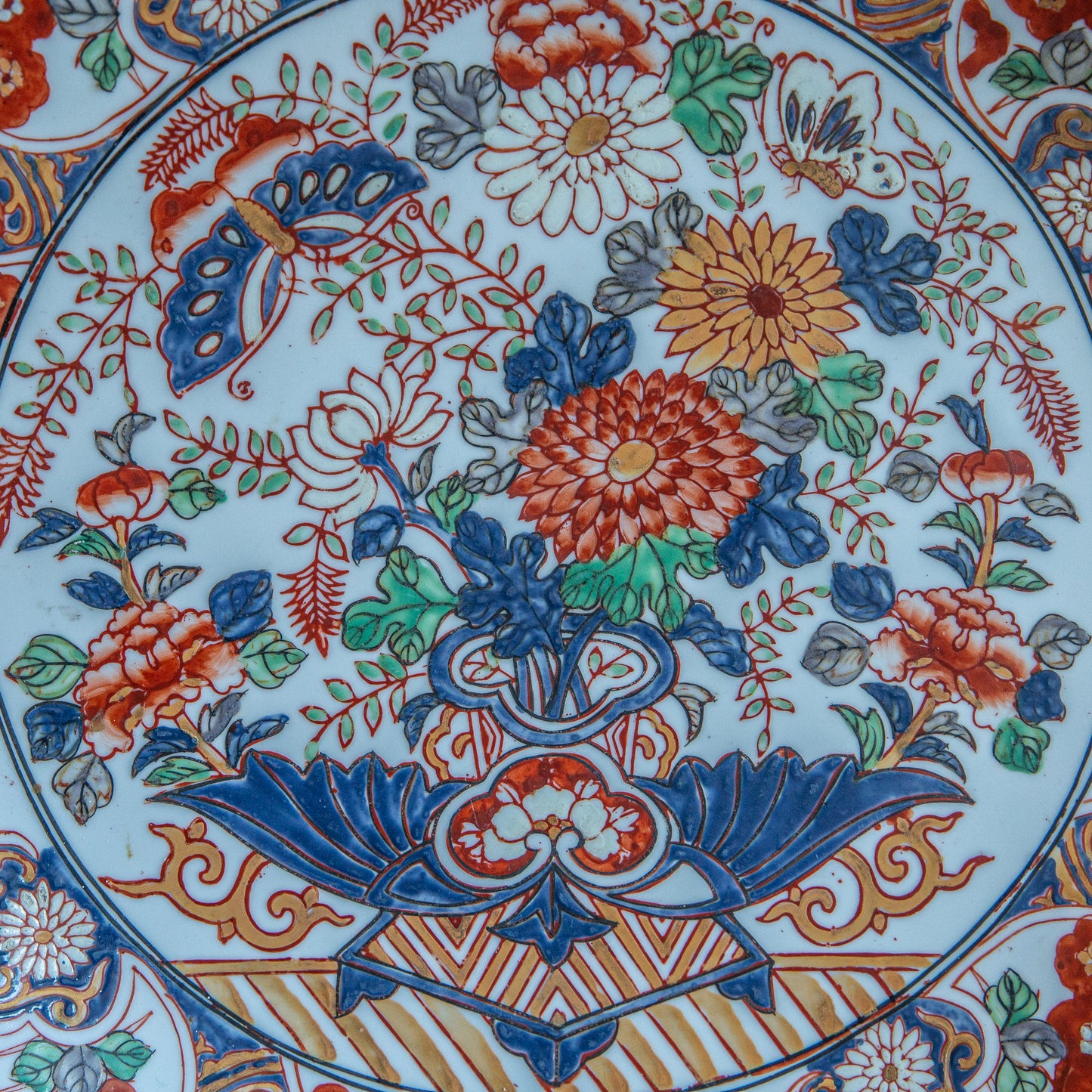 A PAIR OF DECORATIVE IMARI CHARGERS