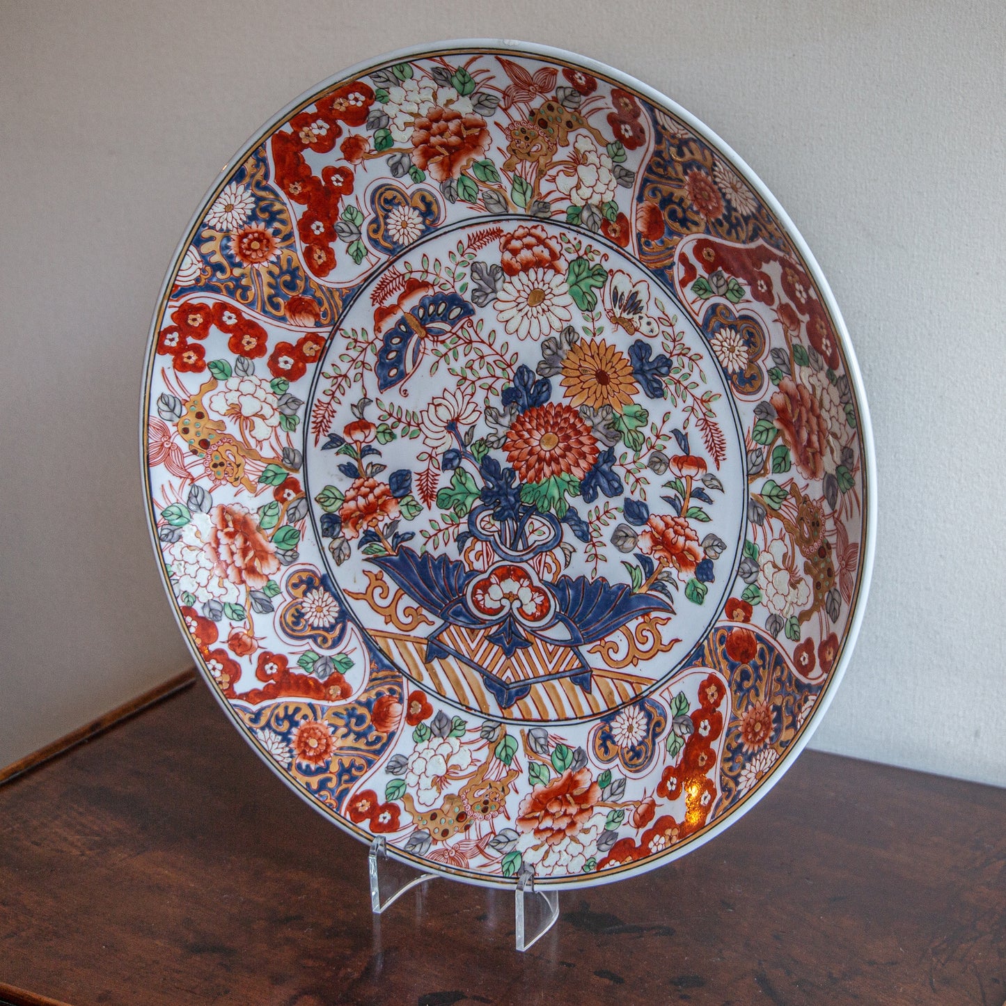 A PAIR OF DECORATIVE IMARI CHARGERS