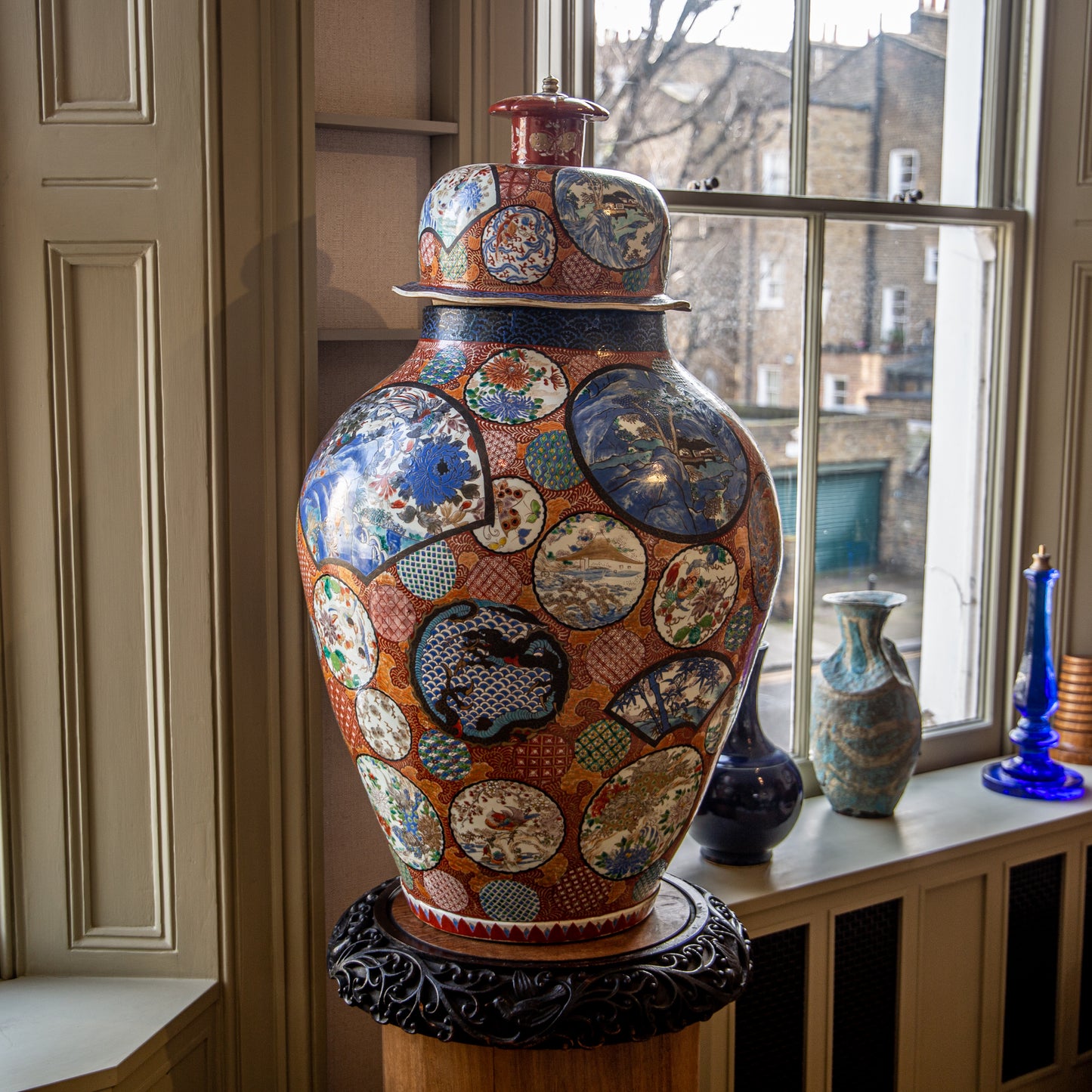 AN UNUSUALLY LARGE JAPANESE IMARI VASE AND COVER